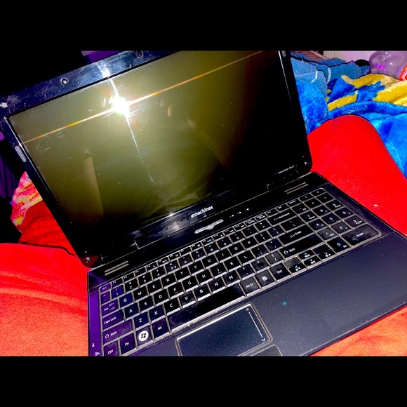 Acer emachines E627 great conditions comes with charger and strap bag